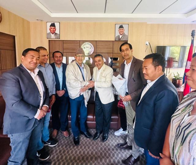 नेप्से सीईओ चिरञ्जीवी चापागाईंलाई तीन लगानीकर्ता संघले ज्ञापन पत्र बुझाए