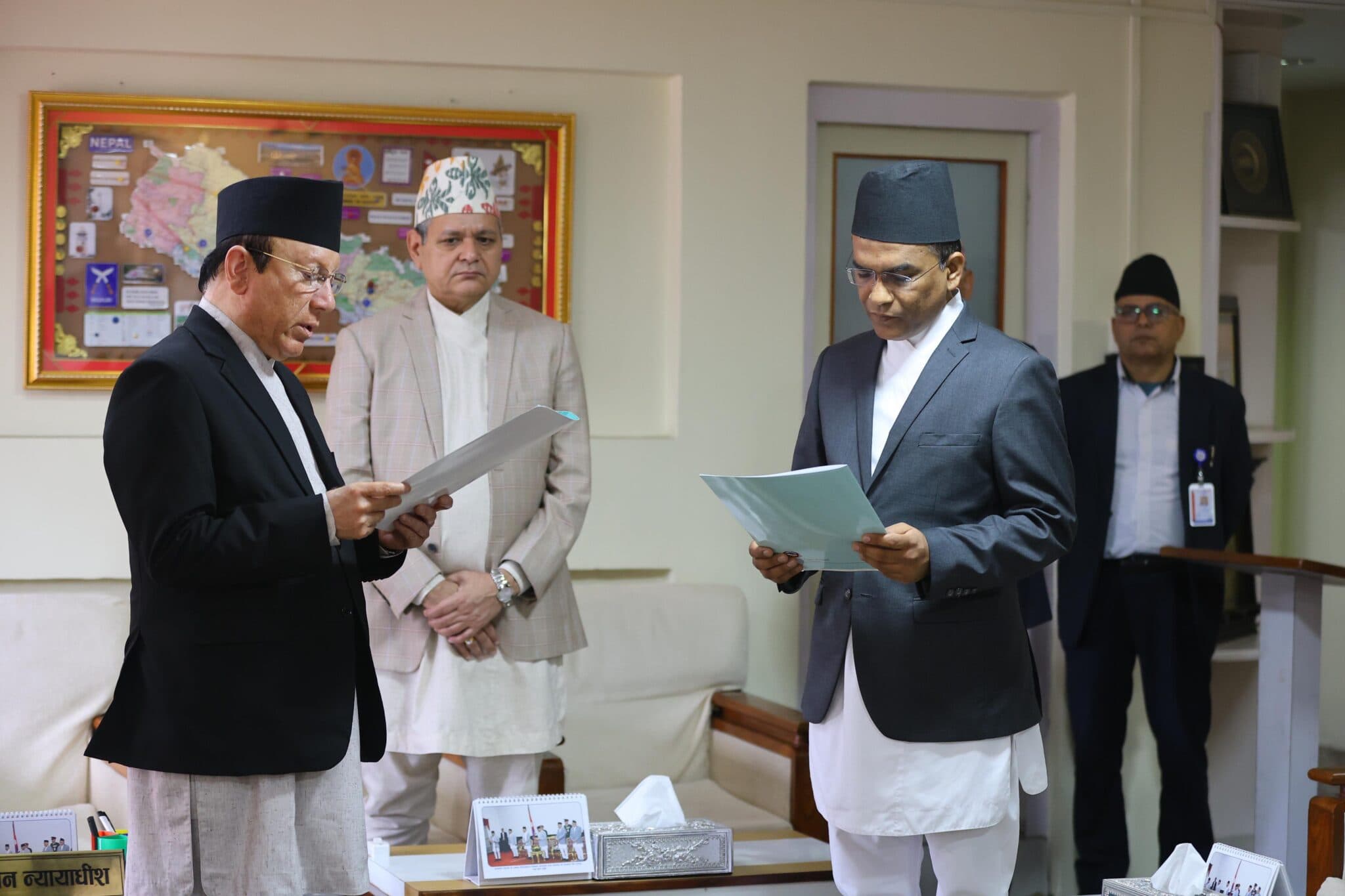 राष्ट्र बैंकका नवनियुक्त गभर्नर डा.पौडेलले लिए प्रधानन्यायाधीशबाट शपथ