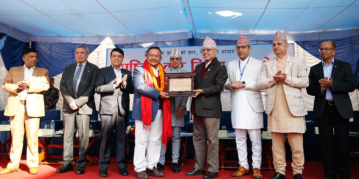 सरकारले राष्ट्रिय कर दिवसको अवसरमा उत्कृष्ट करदाताहरुलाई सम्मान